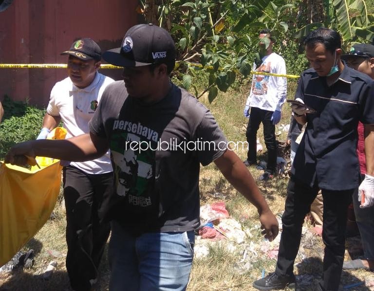 EVAKUASI - Jenazah ibu dan bayinya yang ditemukan di lahan kosong Perumahan Pepelegi Indah, Desa Pepelegi, Kecamatan Waru, Sidoarjo dievakuasi ke Rumah Sakit Bhayangkara Polda Jatim, Jumat (20/09/2019).