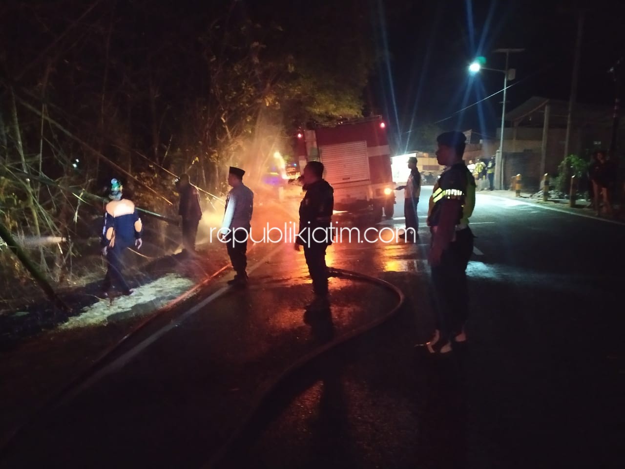 TERBAKAR - Sejumlah petugas PMK dibantu polisi dan TNI memadamkan api yang membakar bambu di pinggiran jalur Ponorogo - Trenggalek Dusun Ngemplak, Desa/Kecamatan Sawoo, Ponorogo, Sabtu (21/09/2019) malam.