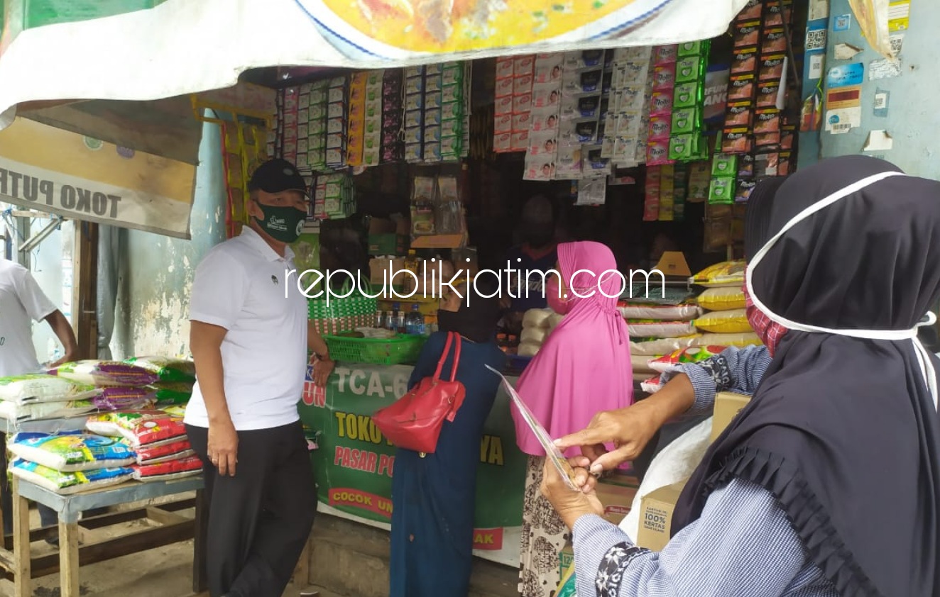DIALOG - Cabup Bambang Haryo Soekartono (BHS) berdialog dengan sejumlah pedagang Pasar Porong, Sidoarjo untuk menggali potensi pasar terbesar di Jatim dan sekaligus menyiapkan pembenahan infrastrukturnya agar lebih nyaman dan aman, Selasa (22/09/2020).
