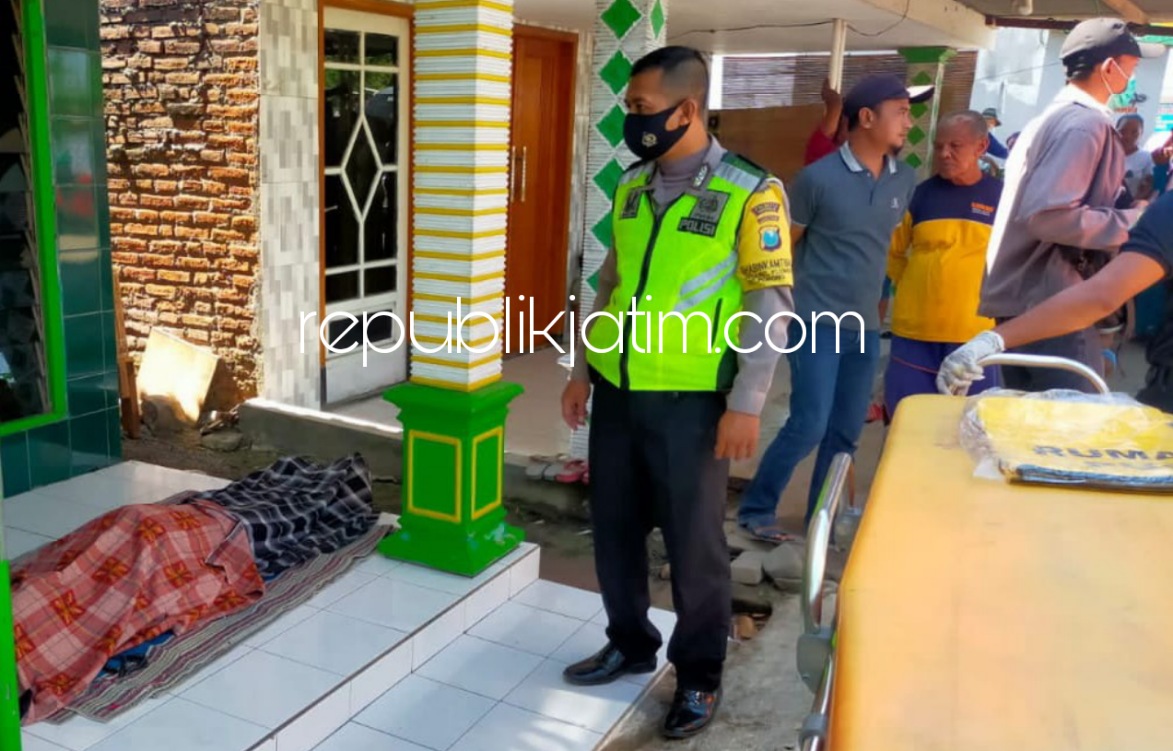 TEWAS - Jenazah Slamet (60) warga asal Dusun Biting, Desa Mojoruntut, Kecamatan Krembung, Sidoarjo saat dievakuasi ke rumah warga dan sudah kondisi meninggal dunia, Rabu (22/09/2021). 