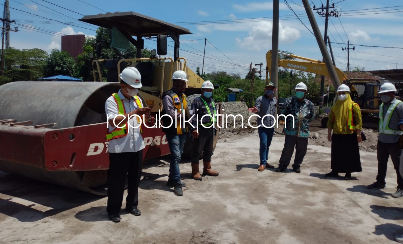 SIDAK - Sejumlah anggota dan pimpinan Komisi C DPRD Sidoarjo menggelar sidak proyek pembangunan Frontage Road (FR) Buduran - Waru yang terkendala sarana utilitas mulai tiang listrik hingga jaringan pipa Perusahaan Gas Negara (PGN), Rabu (22/09/2021).