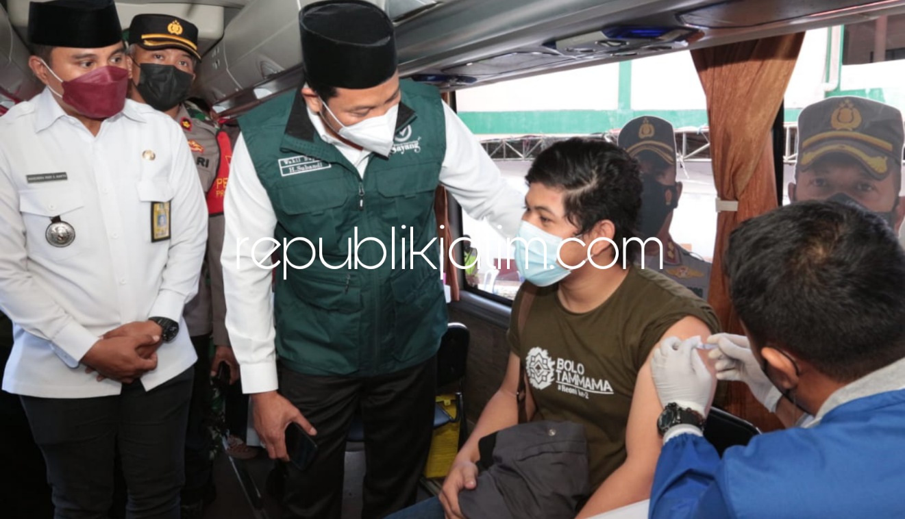 VAKSIN - Wabup Sidoarjo, Subandi saat meninjau vaksinasi di Universitas Sunan Giri (Unsuri) Surabaya di Waru, Sidoarjo, Rabu (22/09/2021). 