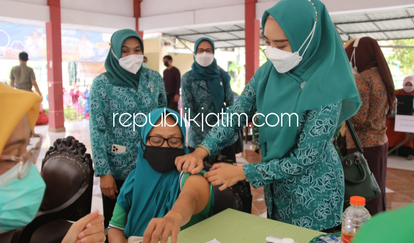 VAKSIN - Ketua TP PKK Kabupaten Sidoarjo, Ny Sa'adah Ahmad Muhdlor Ali (Ning Sasha) meninjau pelaksanaan vaksin lansia 322 dosis di Kantor Kecamatan Wonoayu, Selasa, (21/09/2021).