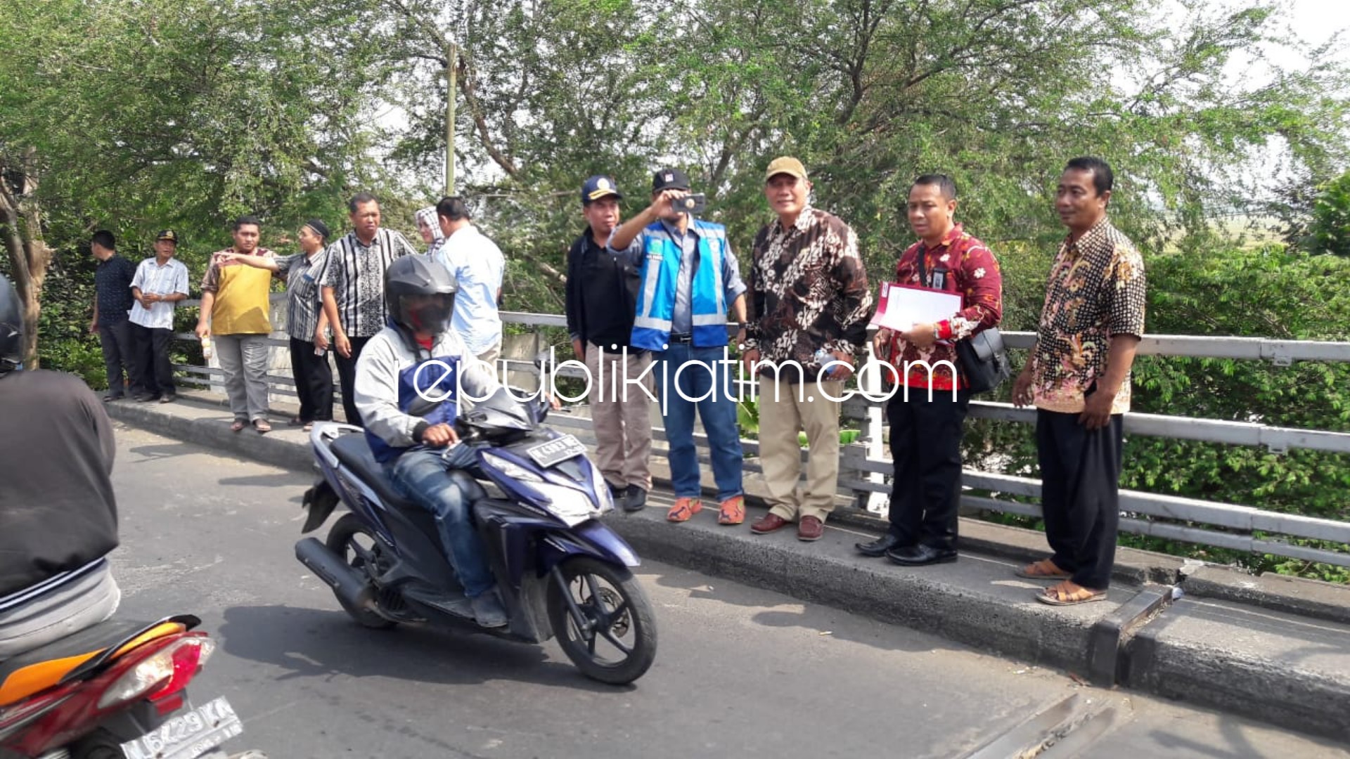 SIDAK - Anggota Komisi V DPR RI, Bambang Haryo Soekartono menggelar sidak ke jembatan (over pass) Desa Kloposepuluh, Kecamatan Sukodono, Sidoarjo didampingi Kepala Dishub, M Bahrul Amiq dan Jasa Marga, Mulyanto, Sabtu (22/09/2018).