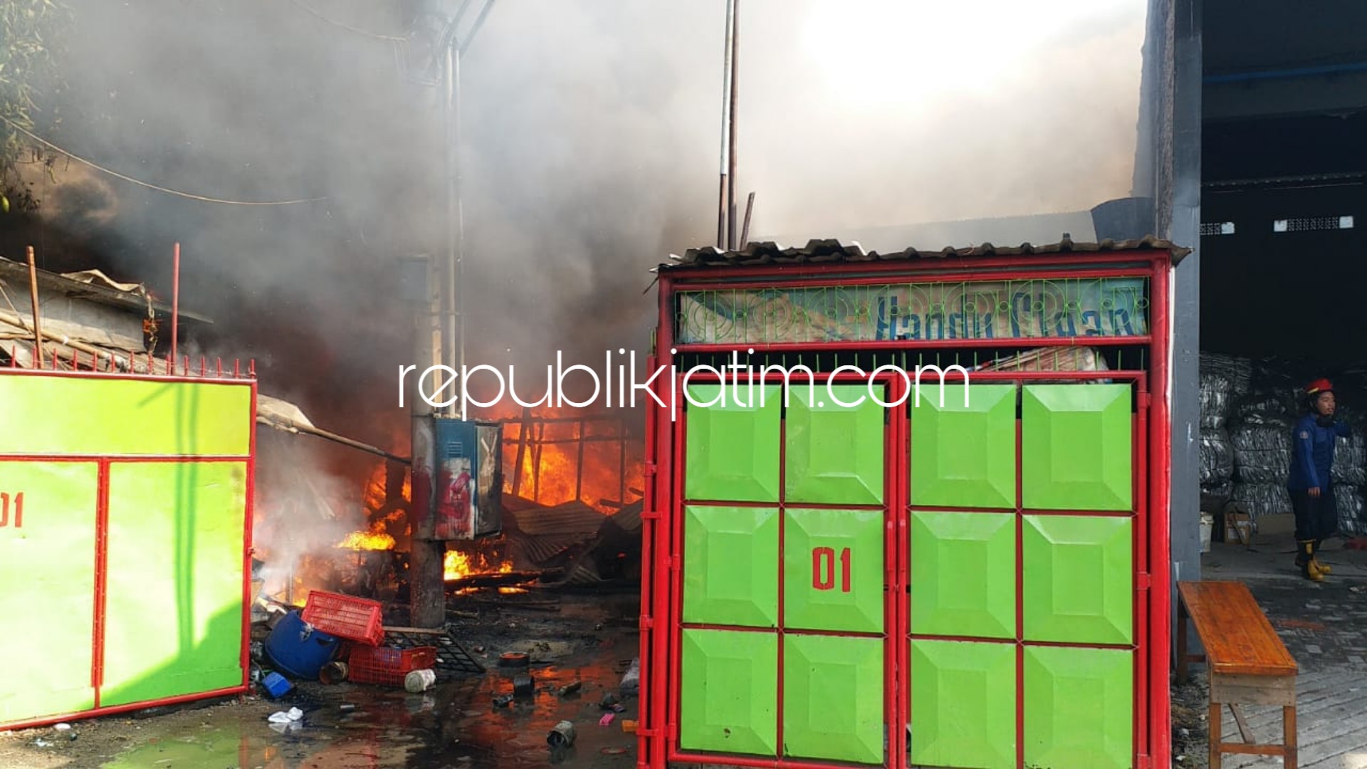 TERBAKAR - Sebuah gudang afalan (rongsokan) milik Saiful warga JL Kolonel Sugiono, Desa Wedoro, Kecamatan Waru, Sidoarjo ludes terbakar, Sabtu (22/09/2018).