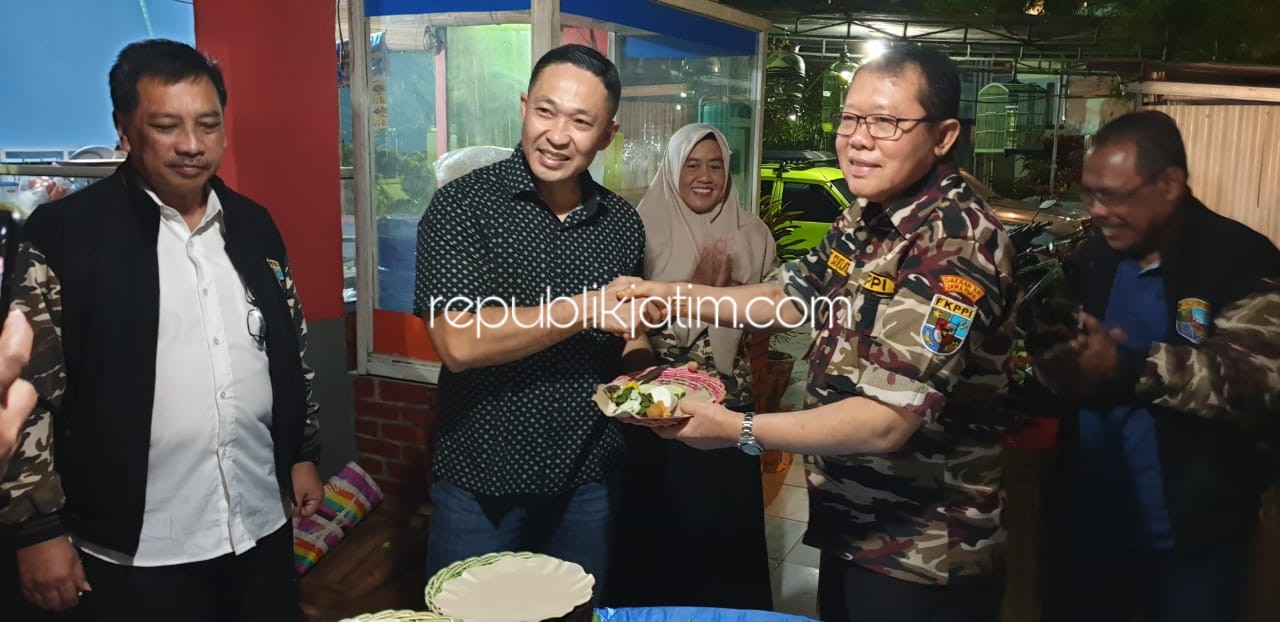 TUMPENG - Dandim 0816 Sidoarjo, Letkol Inf Mohamad Iswan Nusi menerima potongan tumpeng dari Ketua PD 3 KB FKPPI Jatim, Gatot Sujito saat tasyakuran HUT FKKPI ke 41 di Cafe KPK Perum Citra Surya Mas, Desa Sidokepung, Kecamatan Buduran, Minggu (22/09/2019)