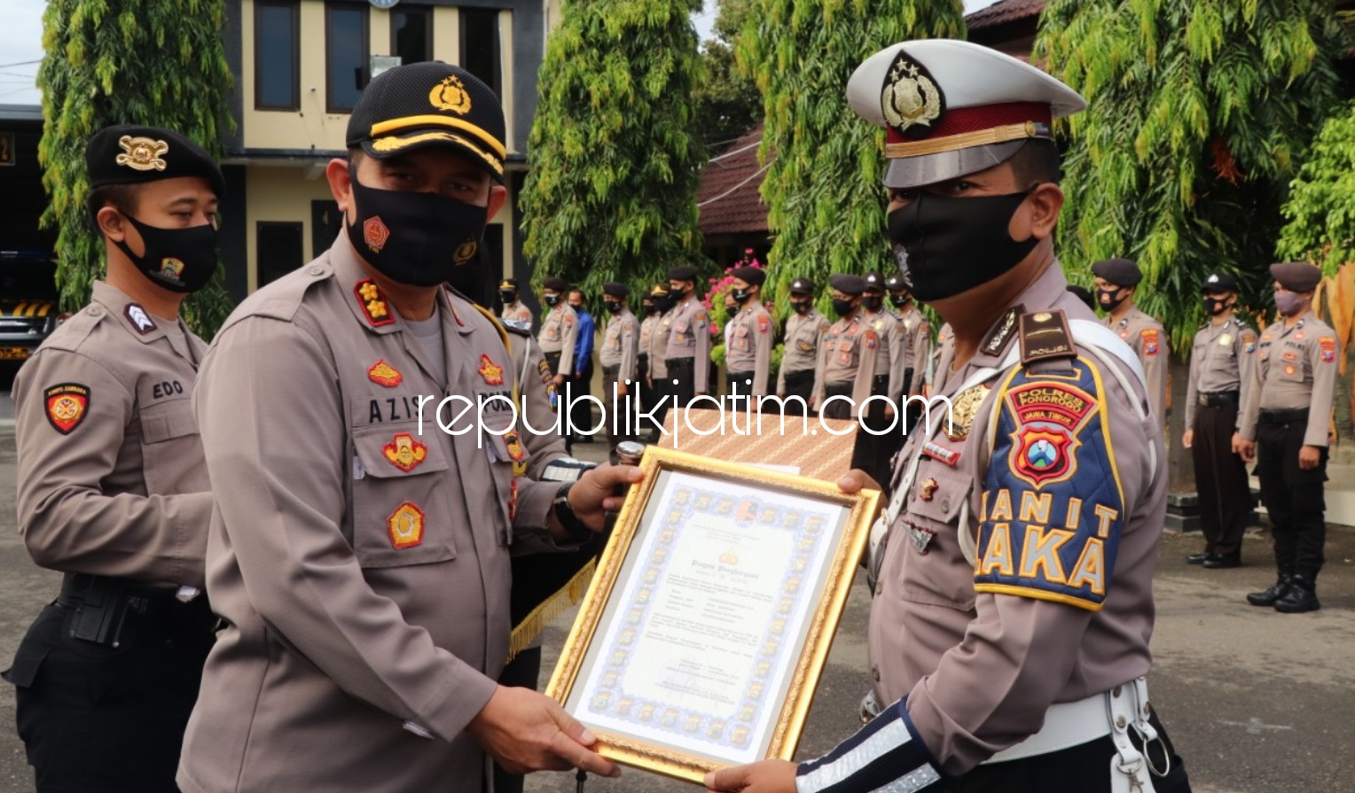 PENGHARGAAN - Kapolres Ponorogo, AKBP Mochamad Nur Azis memberikan penghargaan kepada anggota Satuan Lantas yang berprestasi saat Upacara Peringatan Hari Polantas, Selasa (22/09/2020).