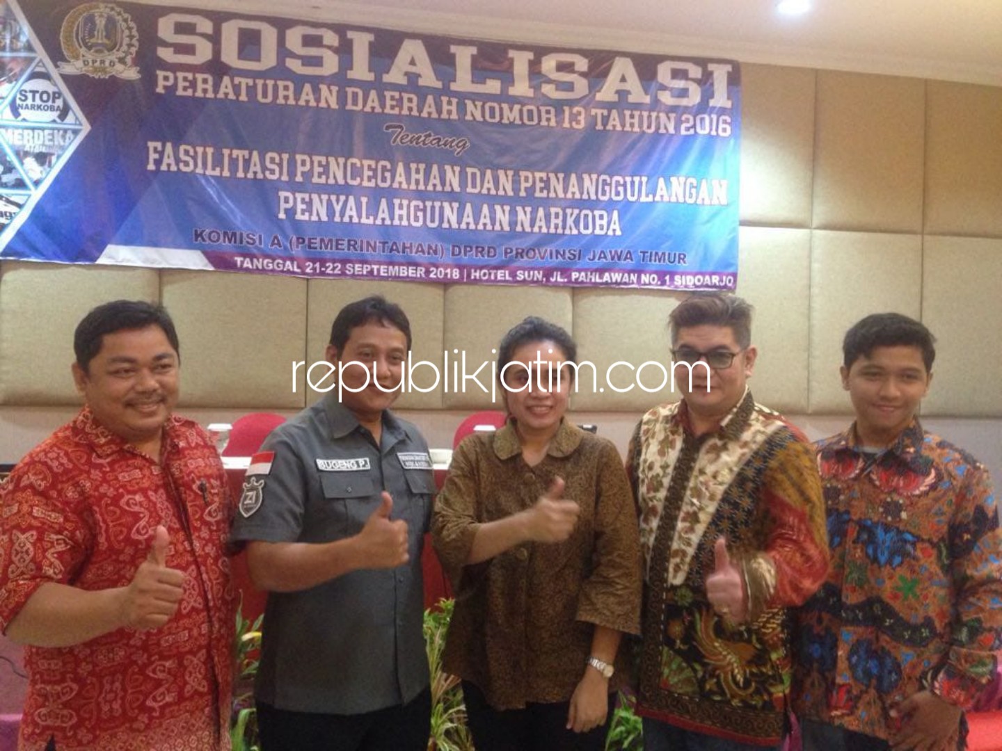 PENCEGAHAN - Anggota DPRD Jawa Timur, dr Benjamin Kristianto bersama Kasat Resnarkoba, Polresta Sidoarjo, Sugeng Purwanto memberikan sosialisasi kepada ratusan peserta pencegahan narkoba di ruang Jupiter Sun City Hotel, Jumat (21/09/2018) malam.