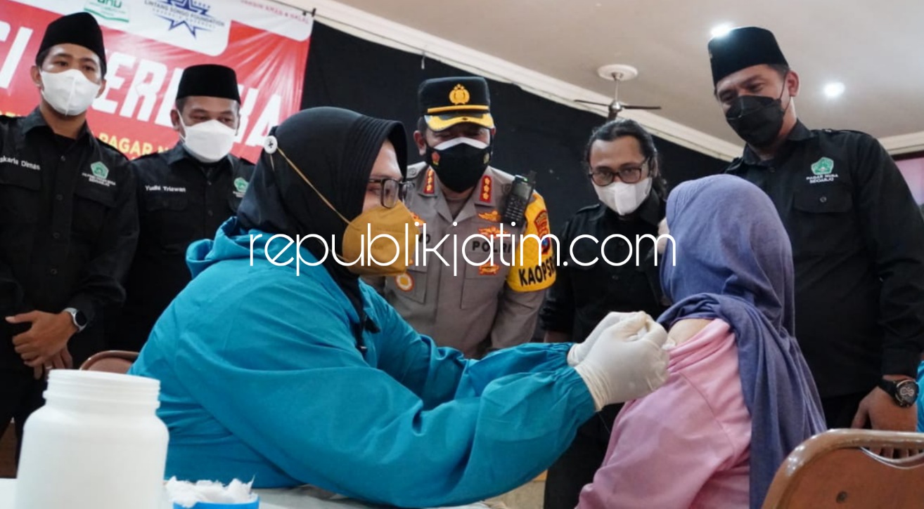 VAKSIN - Kapolresta Sidoarjo Kombes Pol Kusumo Wahyu Bintoro bersama Ketua Pagar Nusa Sidoarjo Hari Purwono meninjau vaksinasi di Gedung Rahmatul Ummah Blurukidul, Kecamatan Sidoarjo, Kamis (23/09/2021). 