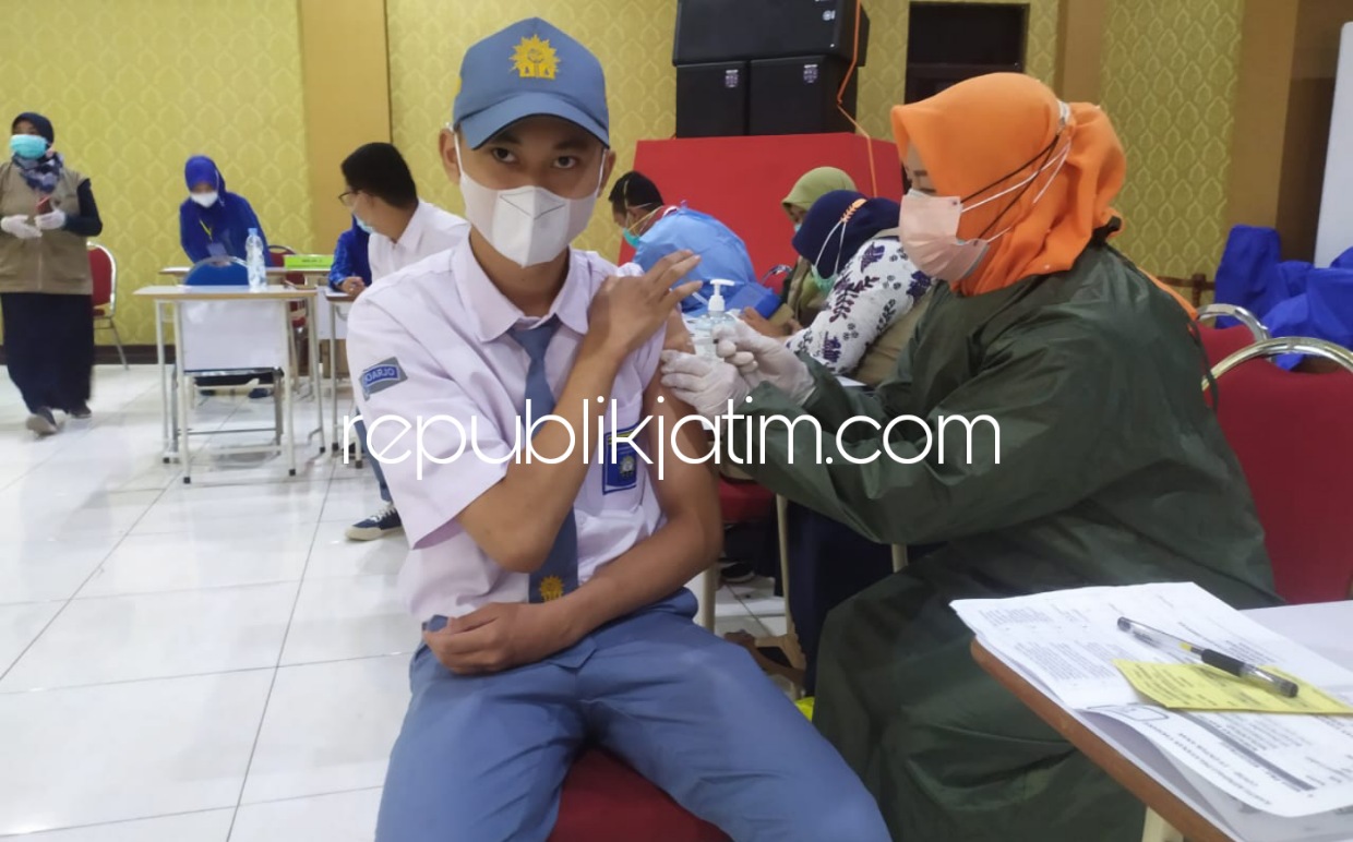 VAKSIN - Ratusan siswa dan siswi SMA Muhammadiyah 2 Sidoarjo (Smamda) mengikuti vaksinasi di Auditorium KH AF Fachruddin, kompleks Gedung Smamda, Sidoarjo, Kamis (23/09/2021).