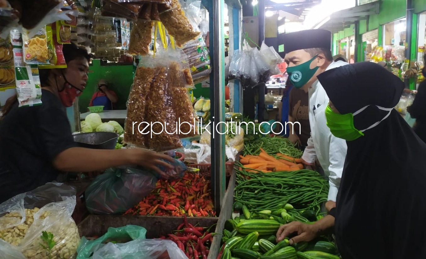DIALOG - Cabup Bambang Haryo Soekartono (BHS) berdialog dengan sejumlah pedagang di Pasar Sukodono untuk mengetahui keluhan dan sejumlah persoalan di pasar tradisional yang sudah mengantongi Standar Nasional Indonesia (SNI) itu, Rabu (23/09/2020).