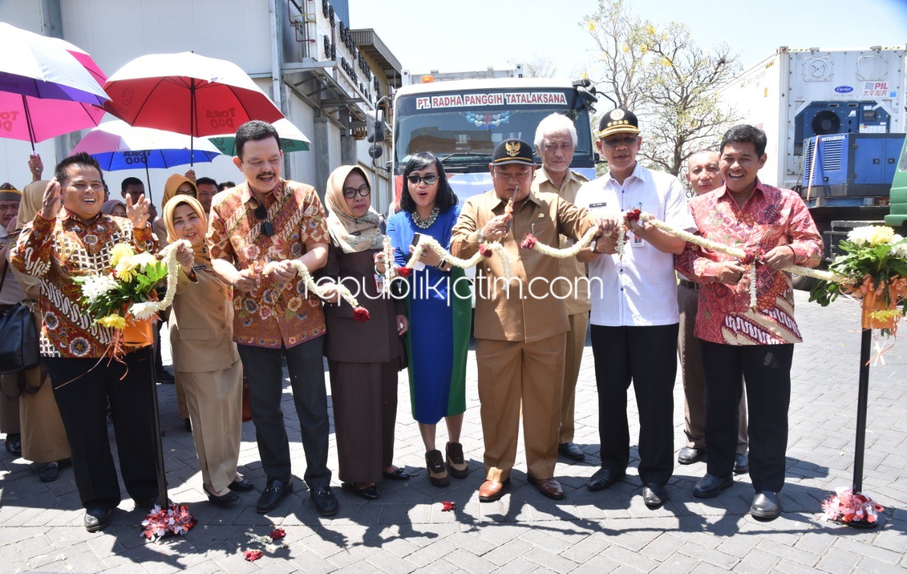 EKSPOR - Bupati Sidoarjo, Saiful Ilah turut pelepasan ekspor perdana karkas ayam (frozen meat) bermerek Best Chicken perdana ke Republik Demokratik Timor Leste di PT Japfa Comfeed Indonesia Tbk (JPFA) anak perusahaan PT Ciomas Adisatwa, Senin (23/09/2019)