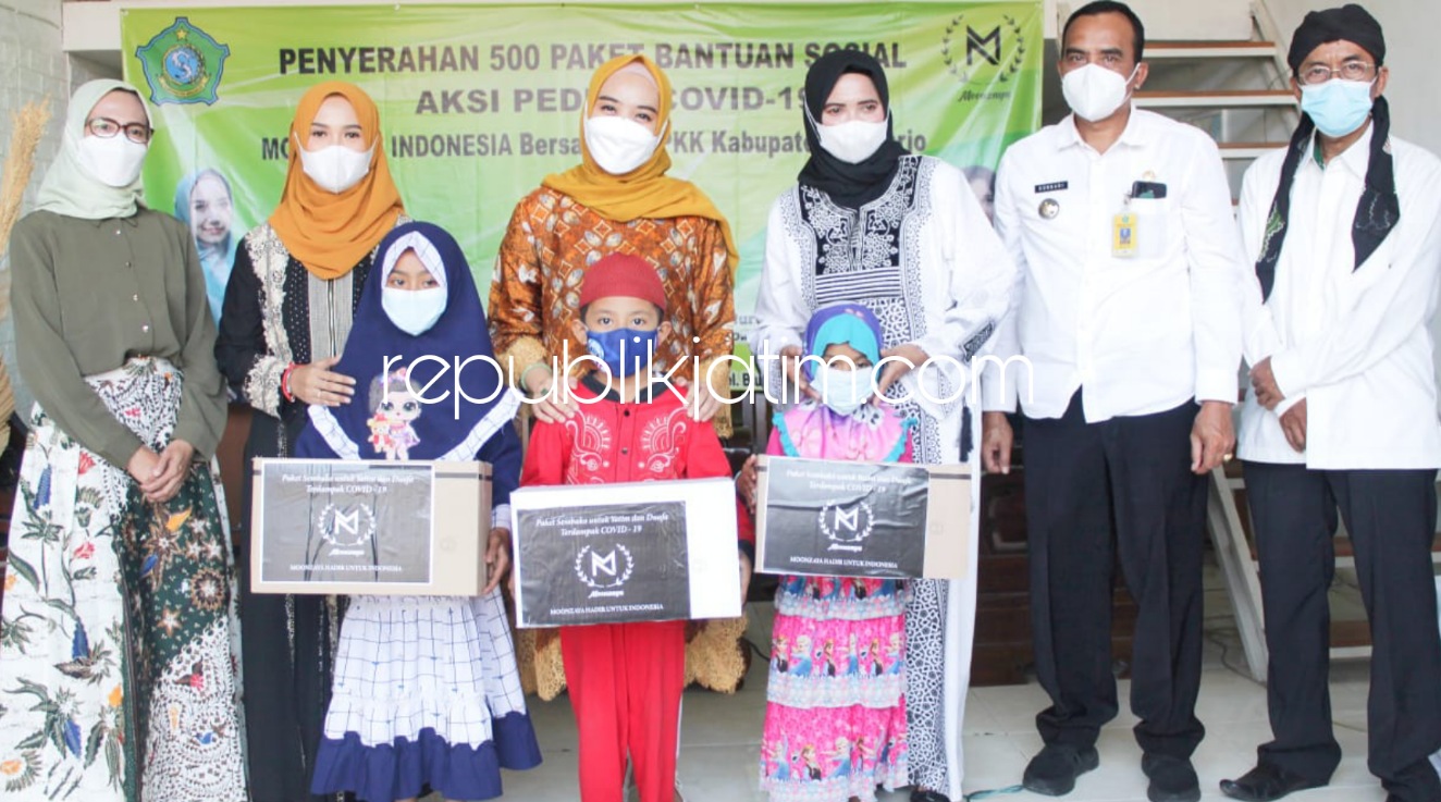 BERBAGI - Ketua TP PKK Sidoarjo, Ny Sa'adah Muhdlor Ali (Ning Sasha) dan Yuzie pemilik Store Moonzaya Indoensia di Desa Blurukidul, Kecamatan Sidoarjo membagikan 500 paket sembako untuk anak yatim dan dhuafa terdampak Covid-19, Rabu (22/09/2021).