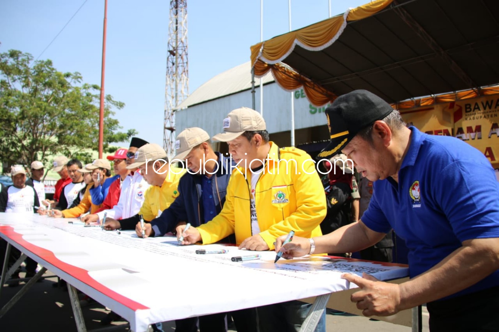 DEKLARASI - Bupati Sidoarjo, Saiful Ilah yang menjabat Ketua DPC PKB Sidoarjo menghadiri Deklarasi Kalah Terhormat, Menang Bermartabat bersama 15 perwakilan partai peserta pemilu 2019, di Parkir Timur GOR Sidoarjo, Minggu (23/09/2018).
