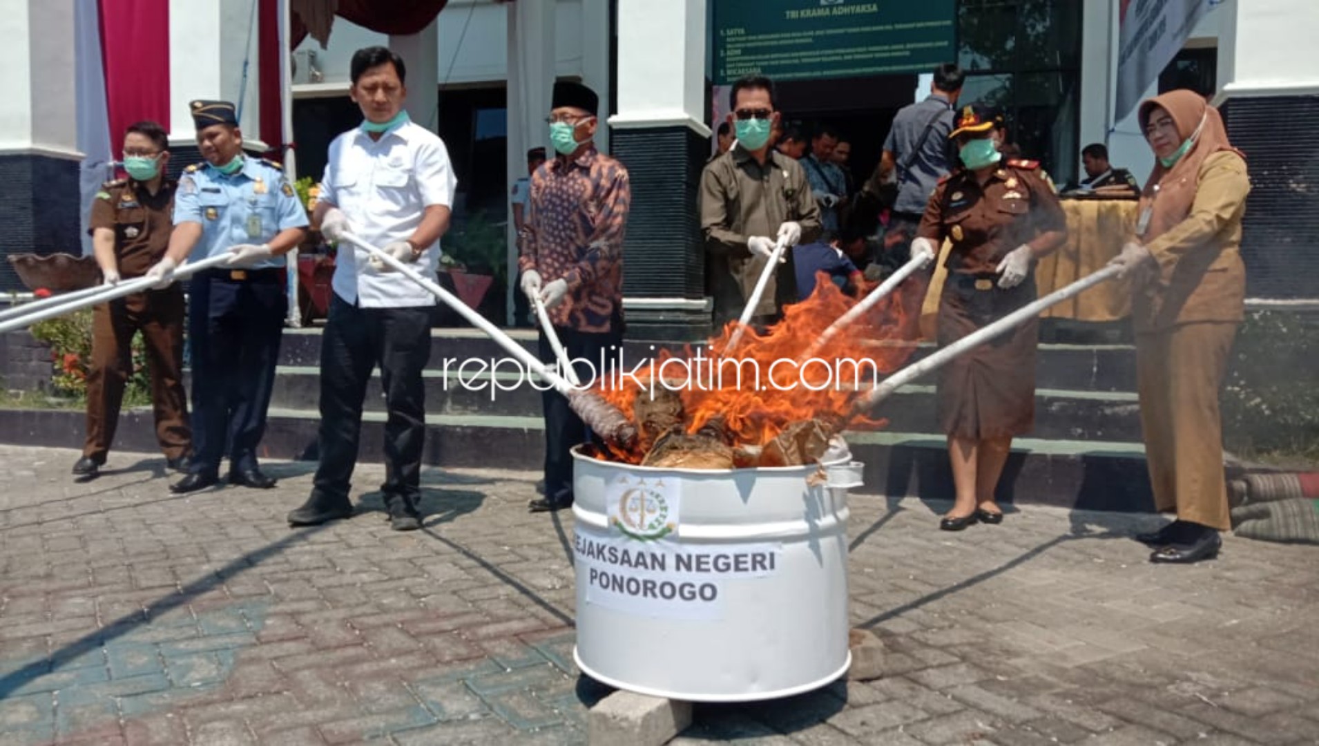 PEMUSNAHAN - Kepala Kejari Ponorogo, Indah Laila memimpin pemusnahan barang bukti perkara yang sudah inkrah di halaman Kantor Kejaksaan Negeri Ponorogo, Selasa(24/09/2019).
