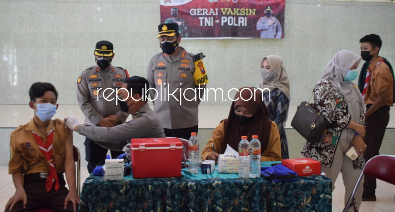VAKSIN - Kapolresta Sidoarjo, Kombes Pol Kusumo Wahyu Bintoro didampingi Kapolsek Krian, Kompol Mukhlason memantau vaksinasi dan PTM di SMKN 1 Krian, Jumat (24/09/2021). 