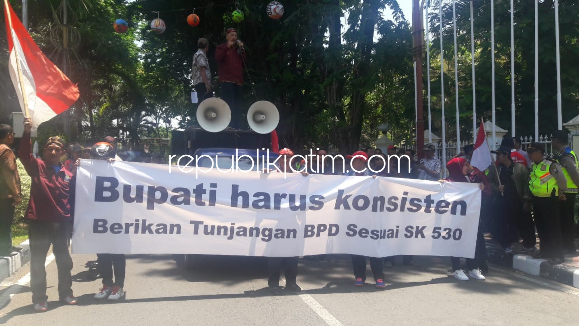 DEMO - Puluhan perwakilan Forum BPD Sidoarjo meluruk kantor BPM, Pendopo dan DPRD Sidoarjo menuntut realisasi Surat Keputusan (SK) Bupati 530 direalisasikan agar BPD bekerja maksimal, Senin (24/09/2018).