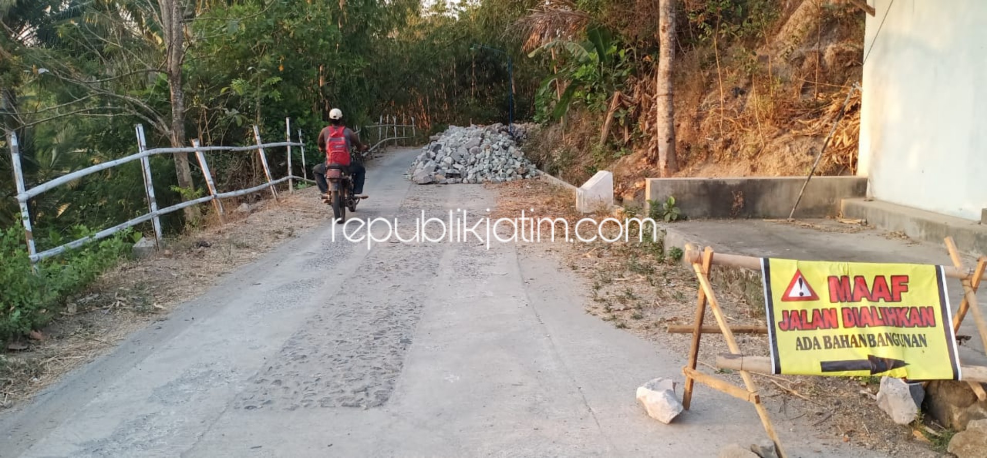 MATERIAL - Hampir dua bulan tumpukan material proyek nyaris tutup separo badan jalan di Dusun Wonorejo, Desa Serag, Kecamatan Pulung, Ponorogo, Selasa (24/09/2019).