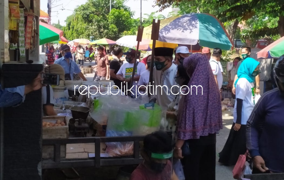 DIALOG - Cabup Sidoarjo 2020, Bambang Haryo Soekartono (BHS) berdialog dengan ratusan pedagang Pasar Desa Tebel, Kecamatan Gedangan, Sidoarjo yang bakal digusur proyek Frontage Road (FR), Kamis (24/09/2020).