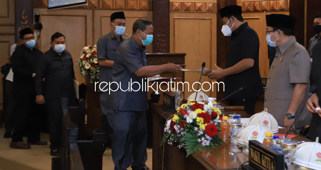PANDANGAN UMUM - Sejumlah juru bicara fraksi DPRD Sidoarjo menyerahkan Pandangan Umum (PU) Fraksi kepada Wakil Bupati Sidoarjo, Subandi dan pimpinan sidang paripurna DPRD Sidoarjo yang salah satunya menyoroti kinerja direksi PDAM, Jumat (24/09/2021) sore.