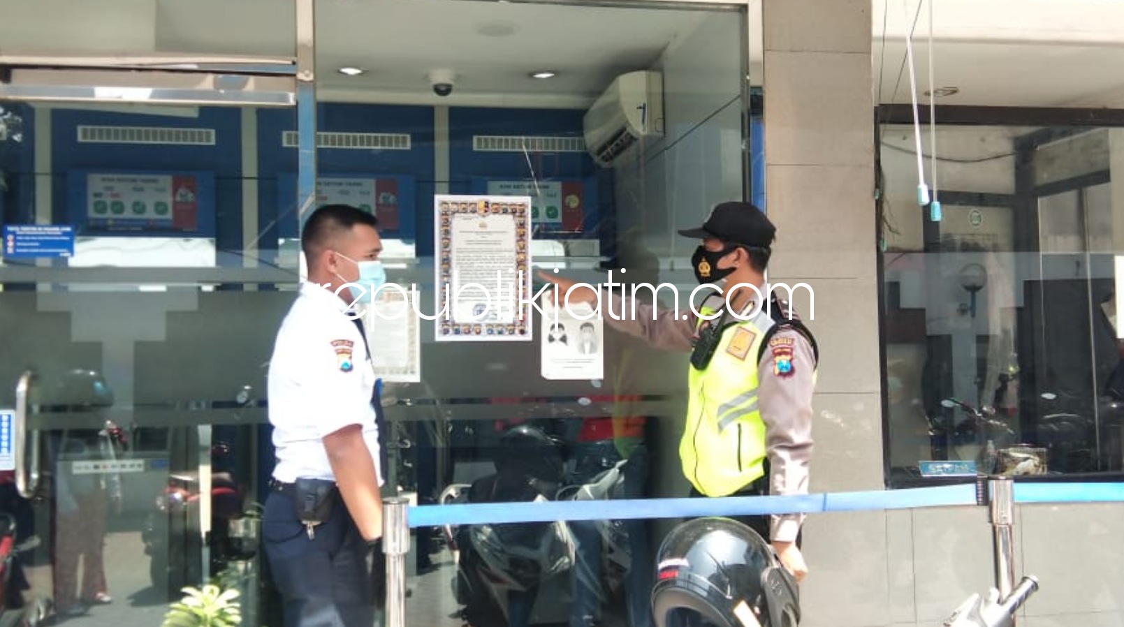 MAKLUMAT - Anggota Polresta Sidoarjo menyebar dan memasang Maklumat Kapolri soal kewajiban mematuhi protokol kesehatan selama proses tahapan Pilkada 2020, Rabu (23/09/2020).