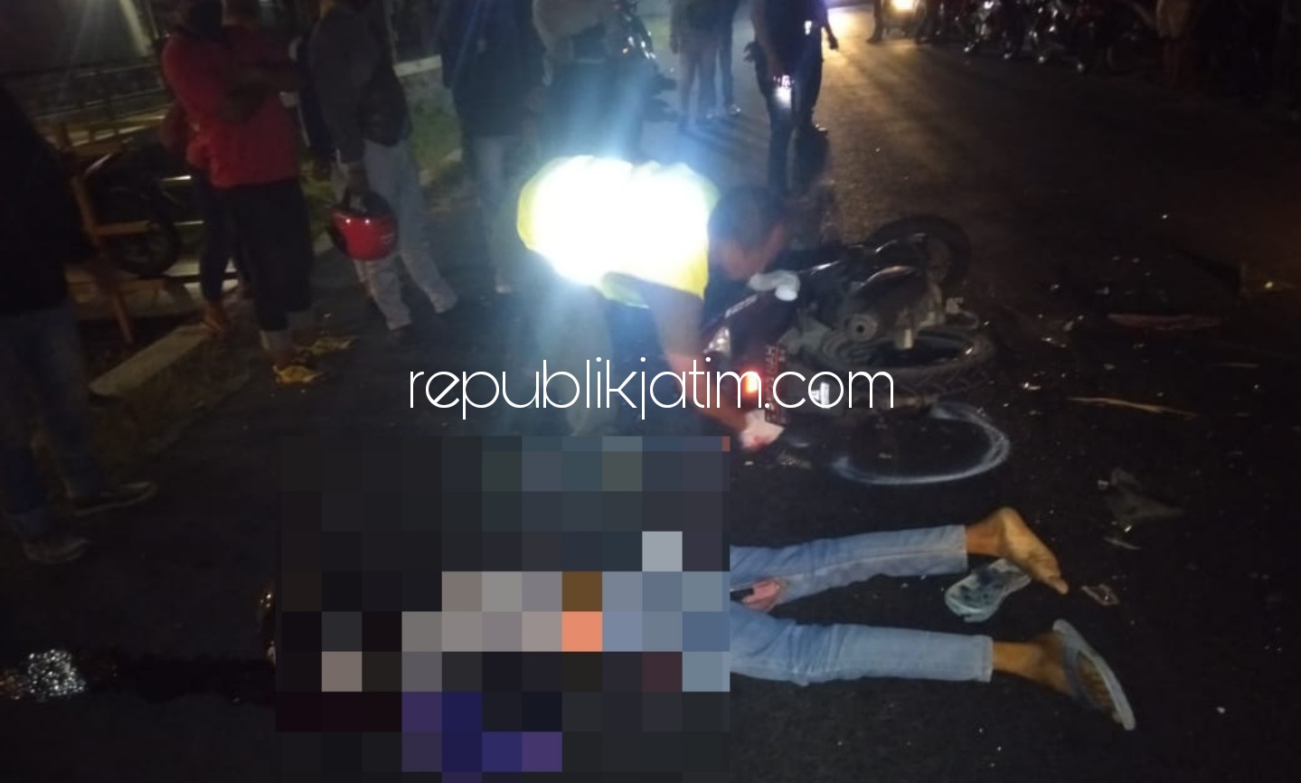 TEWAS - Tabarakan motor lawan motor di JL Raya Waruberon, Kecamatan Balongbendo, Sidoarjo menyebabkan seorang pengendara motor tewas di TKP dan seorang lainnya mengalami luka berat, Rabu (23/09/2020) malam. 