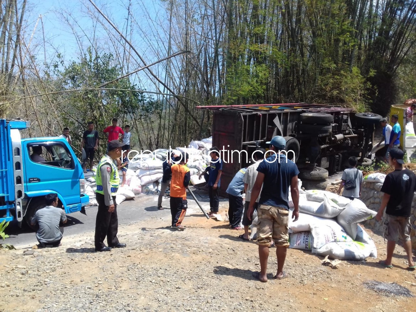 TERGULING - Truk sarat muatan pupuk terguling saat melintas di tanjakan Dusun Gondang, Desa Tumpuk, Kecamatan Sawoo, Ponorogo, Senin (24/09/2018).