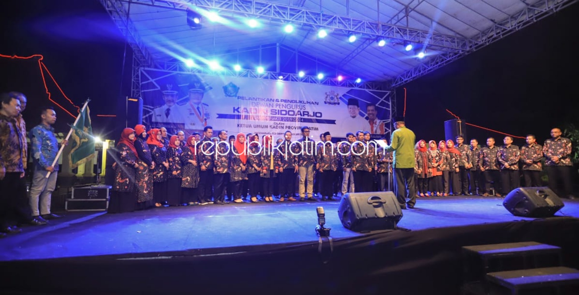 DILANTIK - Puluhan pengurus Kadin Sidoarjo periode 2019 - 2024 dilantik di Alun-Alun Sidoarjo bersamaan Great Expo dan peluncuran aplikasi sidoarjobisnis.com, Senin (23/09/2019) malam.