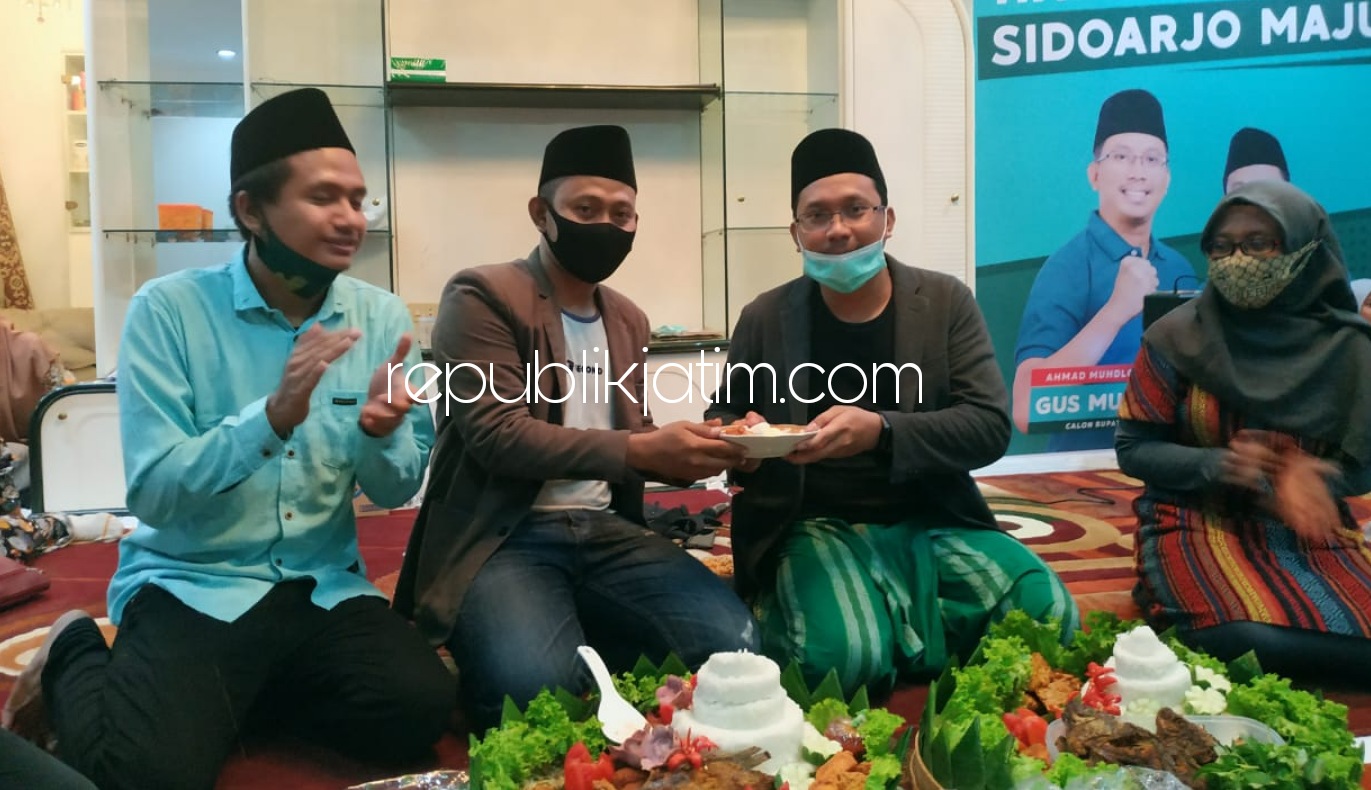 DIALOG - Cabup Sidoarjo 2020, Ahmad Muhdlor Ali (Gus Ali) berdialog dengan kader millenial NU Sidoarjo di Posko Pemenangan Perum Taman Pinang Indah (TPI) Sidoarjo, Rabu (23/09/2020) malam.