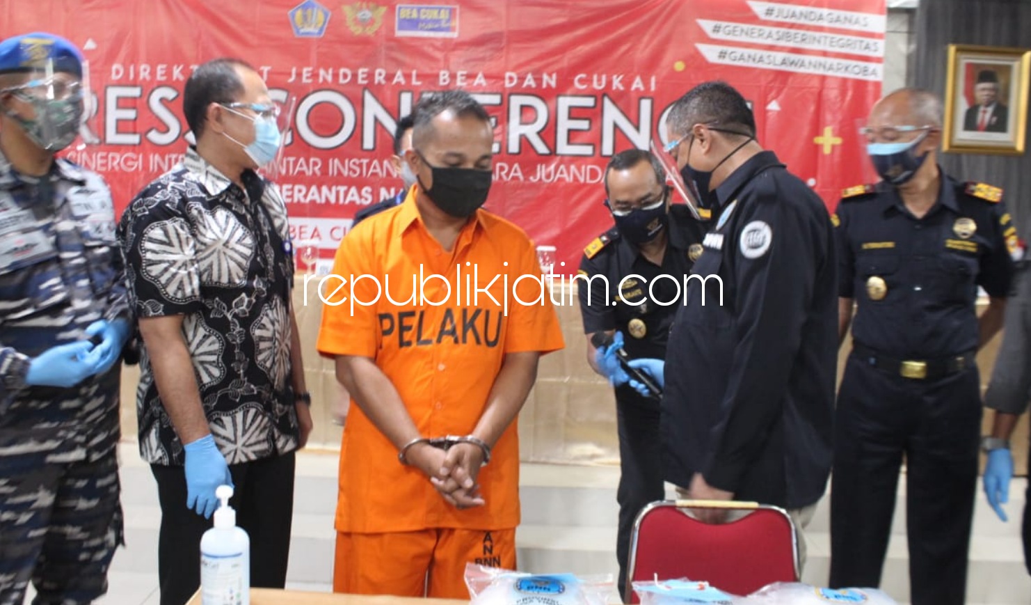 SABU-SABU - Tersangka penyelundupan sabu-sabu 3,045 kilogram, Budi Hartono (39) warga asal Probolinggo diringkus petugas gabungan Kantor Pengawasan dan Pelayanan Bea dan Cukai (KPPBC) Tipe Madya Pabean (TMP) Juanda, Jumat (25/09/2020).