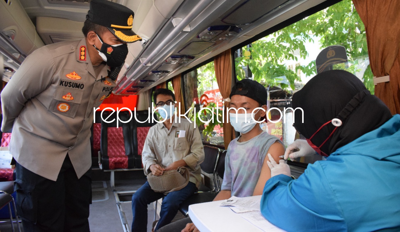 VAKSIN - Kapolresta Sidoarjo Kombes Pol Kusumo Wahyu Bintoro mengajak pedagang di pasar agar ikut vaksin dan mematuhi protokol kesehatan saat membuka layanan vaksinasi Covid-19 dengan bus Gerai Vaksin Mobile di Pasar Larangan, Sidoarjo, Sabtu (25/9/2021).