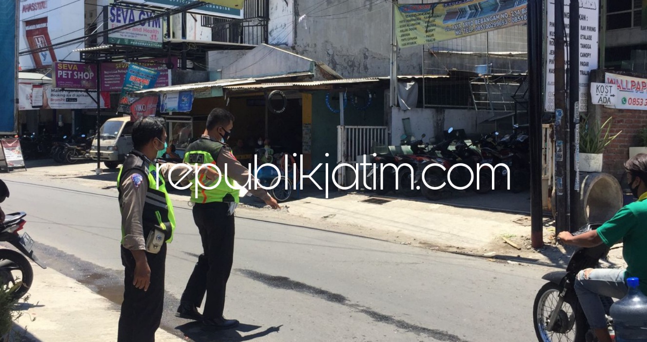 OLAH TKP - Sejumlah anggota Unit Laka, Satuan Lantas, Polresta Sidoarjo menggelar olah TKP kecelakaan motor lawan truk di JL Raya Aryo Bebangah, Kecamatan Gedangan, Sidoarjo, Sabtu (25/09/2021).