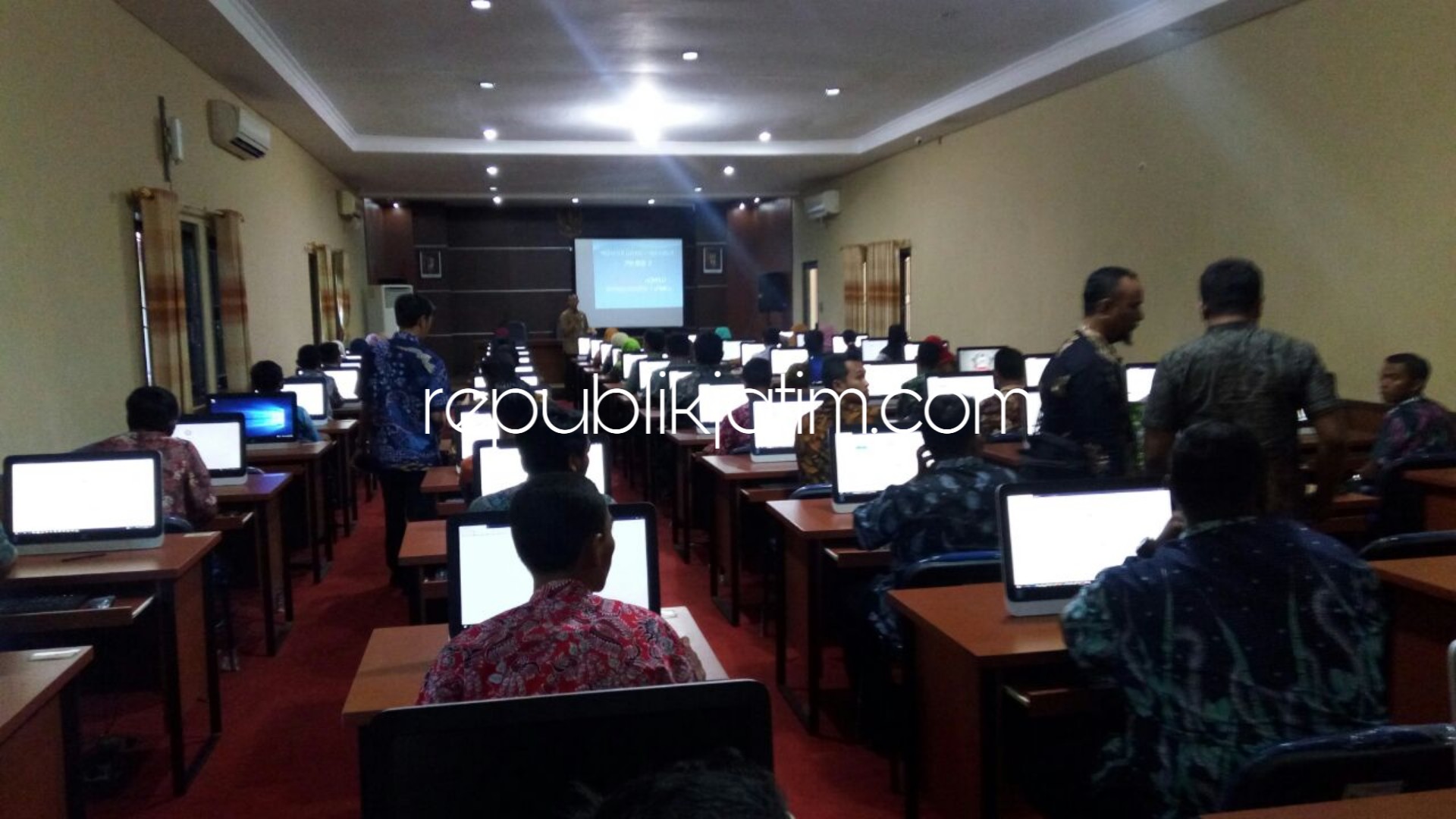 TES - Sebanyak 293 GTT SMP Negeri se Sidoarjo mengikuti tes dan seleksi yang digelar di gedung BKD agar mendapatkan dana tunjangan insentif dari APBD Sidoarjo, Selasa (25/09/2018).