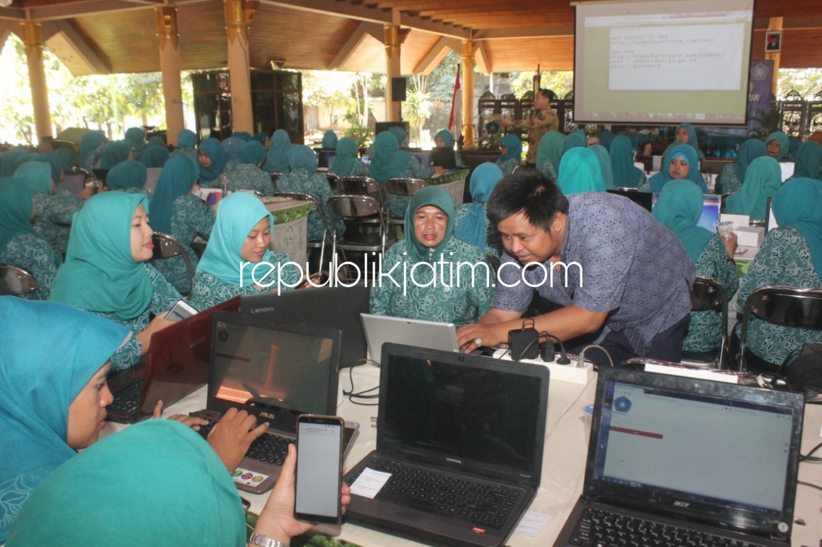 DIGEMBLENG - TP PKK Kabupaten Sidoarjo digembleng mengakses aplikasi entri data yang dapat diakses anggotanya melalui jaringan internet yang dinamakan Sistem Informasi Manajemen (SIM) PKK di Pendopo Delta Wibawa, Selasa (25/09/2018).