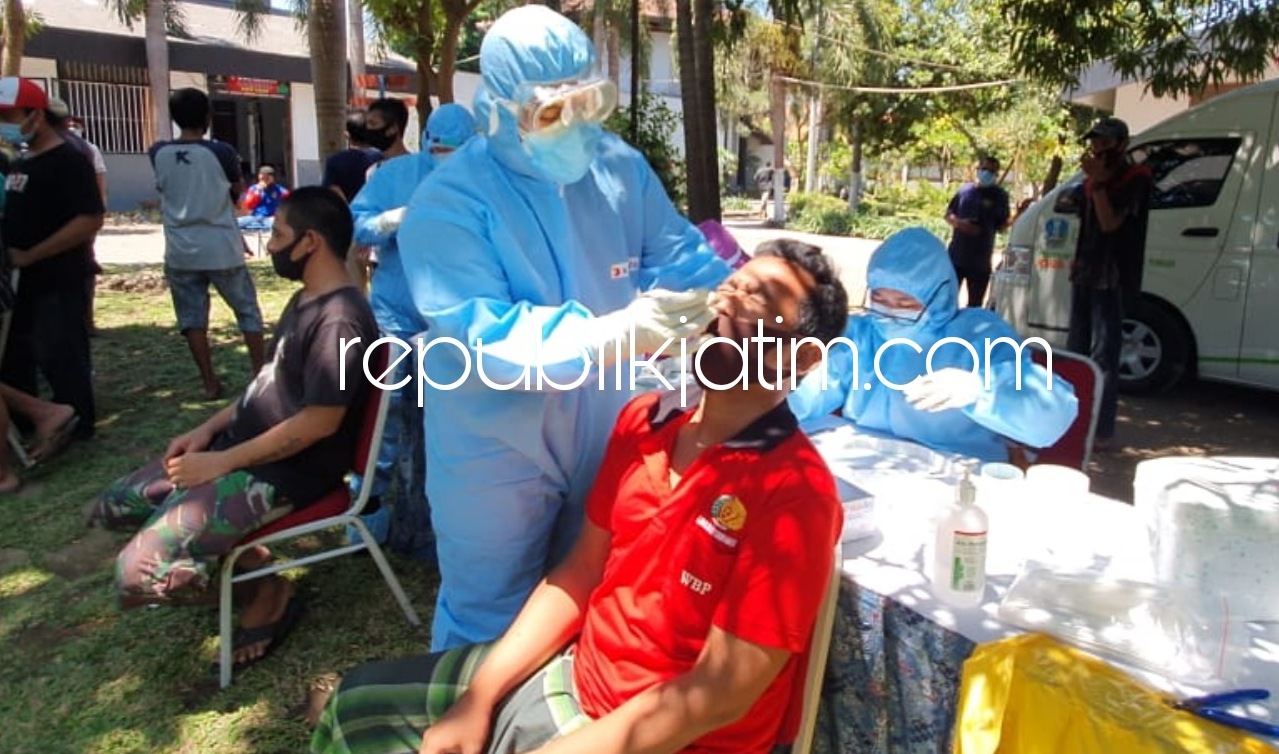 SWAB TEST - Hasil swab test yang digelar Lapas Kelas I Surabaya di Desa Kebonagung, Kecamatan Porong, Sidoarjo selama 2 kali dengan peserta 400 orang, hasilnya 47 Warga Binaan Pemasyarakatan (WBP) positif Covid-19.