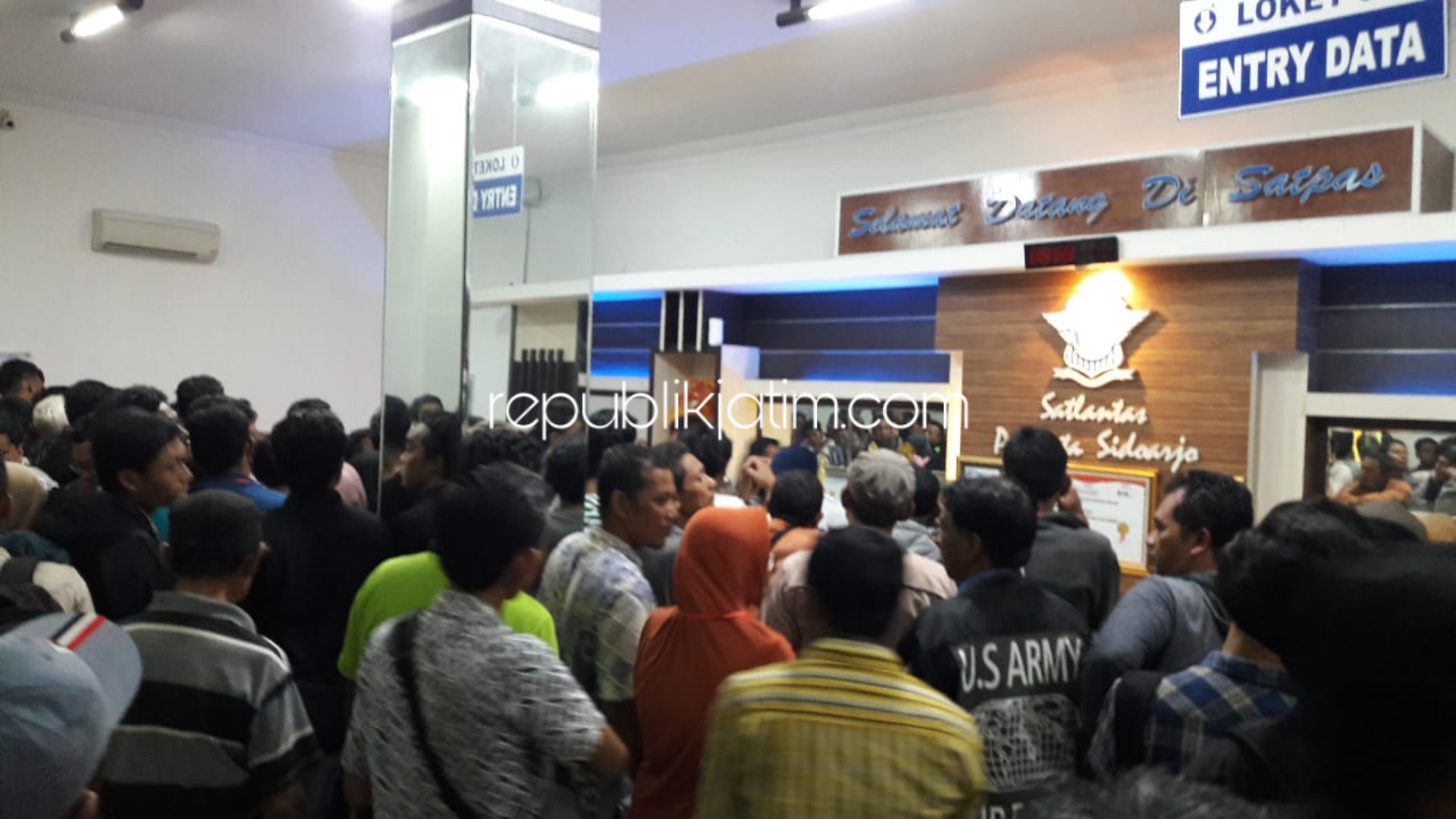 SMART SIM - Ribuan pemohon antre mengambil Smart SIM di Sarpras, Satuan Lantas, Polresta Sidoarjo dengan kemampuan mencetak mesinnya maksimal 1.000 per hari, Rabu (25/09/2019).