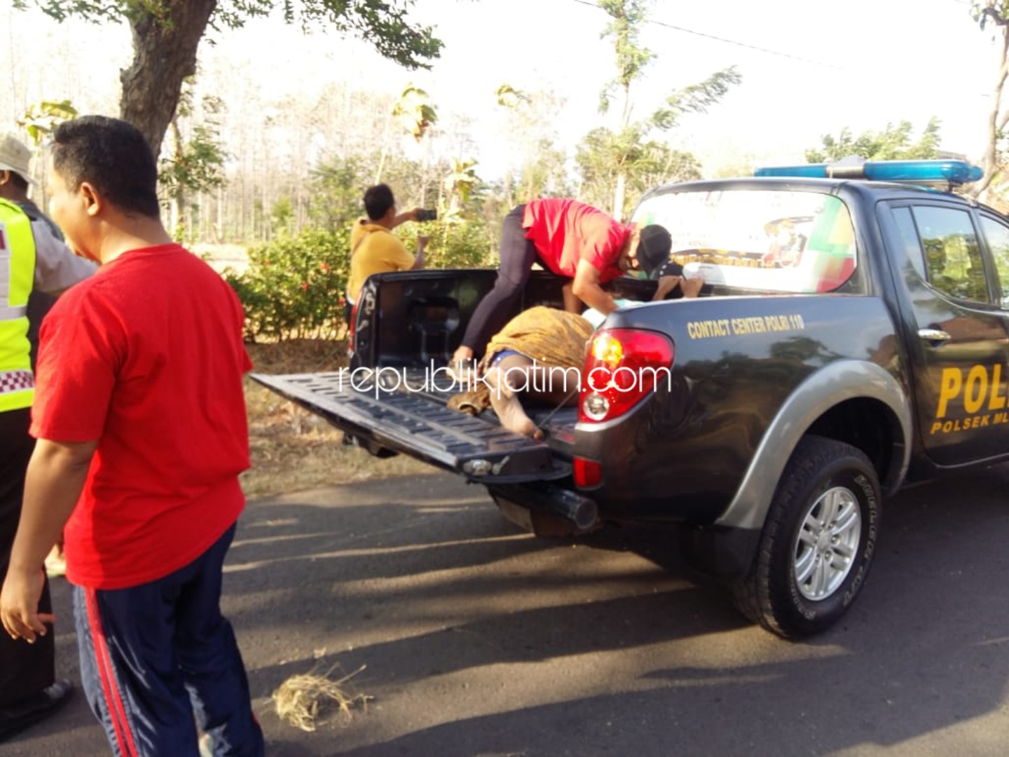 EVAKUASI - Petugas mengevakuasi korban kecelakaan di JL Raya Mlarak - Pulung, Dusun Mojorejo, Desa Mlarak, Kecamatan Mlarak, Ponorogo untuk dibawa ke rumah sakit, Rabu (25/09/2019).