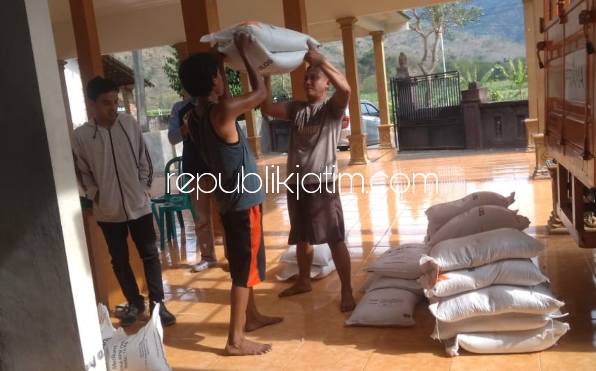 BANTUAN - Bulog Ponorogo mendistribusikan beras bantuan untuk warga Desa Munggu, Kecamatan Bungkal, Ponorogo, Jumat (25/09/2020).