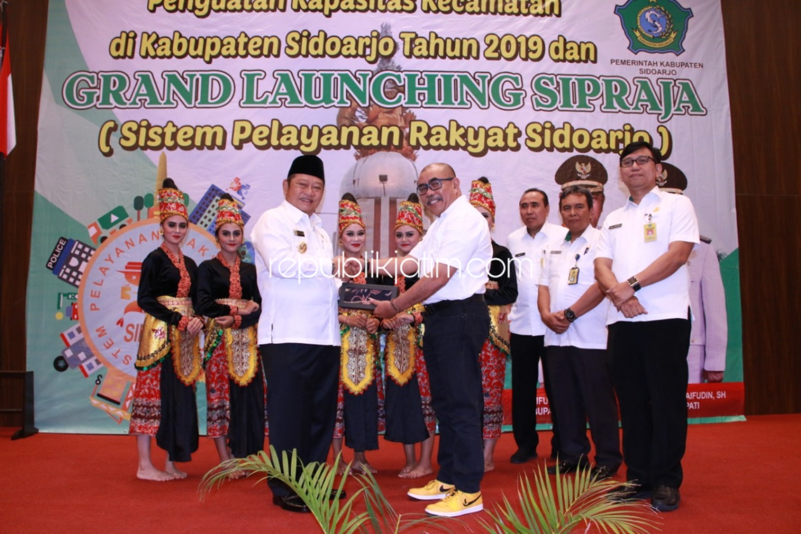 LAUNCHING - Bupati Sidoarjo, Saiful Ilah didampingi sejumlah pejabat Pemkab Sidoarjo melaunching SIPRAJA Layanan Online Android Tingkat Kecamatan dan Desa/Kelurahan di Fave Hotel Sidoarjo, Rabu (25/09/2019).