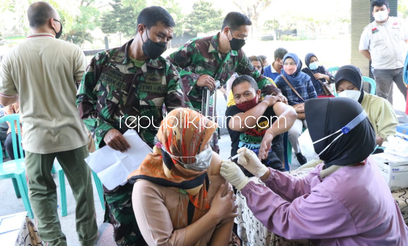 VAKSIN - Sekitar 100 warga penyandang disabilitas mendapatkan vaksinasi di Kodim 0816 Sidoarjo sekaligus mendapatkan bantuan paket sembako, Sabtu (25/09/2021).