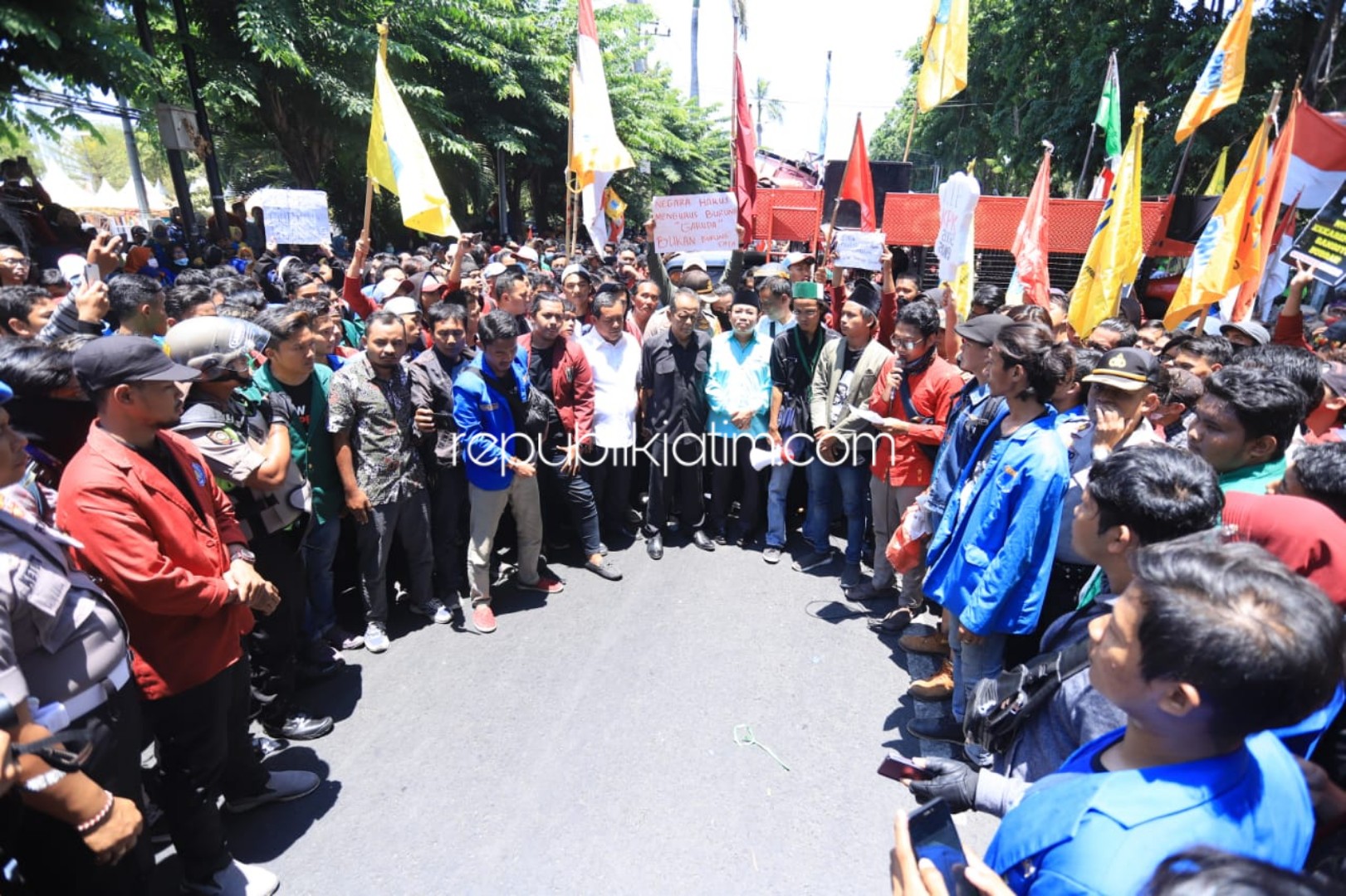 DEMO - Ratusan mahasiswa dari berbagai elemen aktivis mahasiswa meluruk kantor DPRD Sidoarjo dengan pengamanan super ketat dari Polresta Sidoarjo, Rabu (25/09/2019).