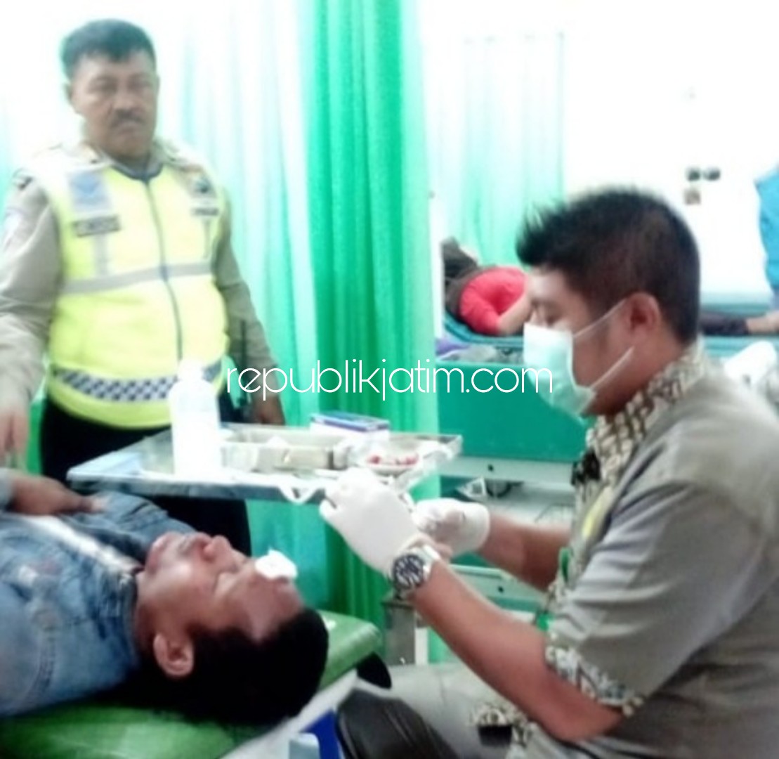 DIRAWAT - Pengendara motor Yamaha Vixion, Suroyo saat menjalani perawatan tim medis RS Bhayangkara Pusdik Gasum Porong, Selasa (25/09/2018).