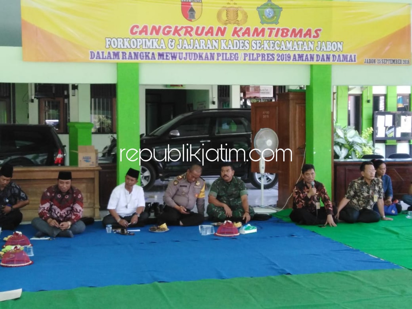 PERSIAPAN - Kepala Disporapar Pemkab Sidoarjo, Djoko Supriyadi memimpin rapat koordinasi persiapan lomba lari Lusi 10 K di Pendopo Kecamatan Jabon, Selasa (25/09/2018). 