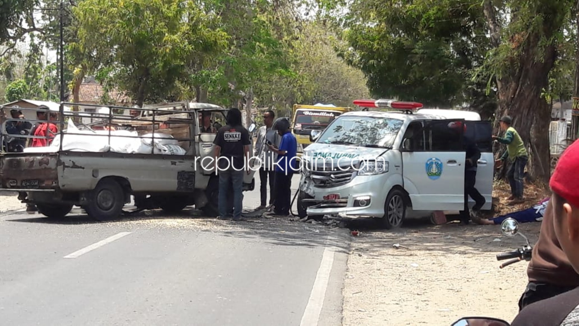 ADU MONCONG - Tabrakan adu moncong antara mobil pikap dan ambulance Puskesmas Ngebel di JL Raya Jenangan - Ngebel tepatnya di depan SMKN Jenangan, Ponorogo hingga ringsek dan membuat 5 penumpang terluka, Rabu (25/09/2019).