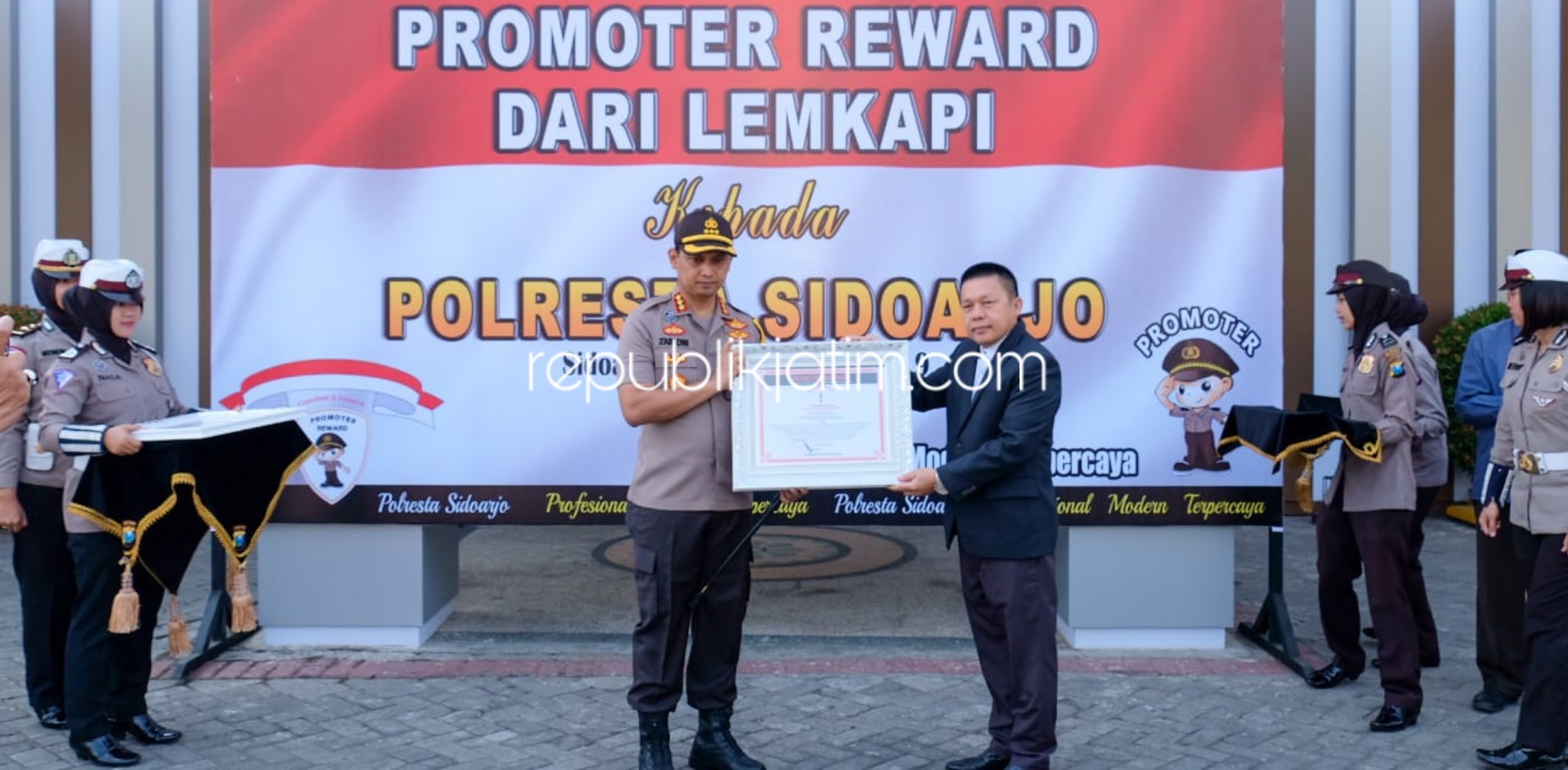 PENGHARGAAN - Kapolresta Sidoarjo, Kombes Pol Zain Dwi Nugroho menerima 3 penghargaan sekaligus dari Direktur Lembaga Kajian Strategis Kepolisian Indonesia (LEMKAPI), Edi Saputra Hasibuan, Rabu (25/09/2019).