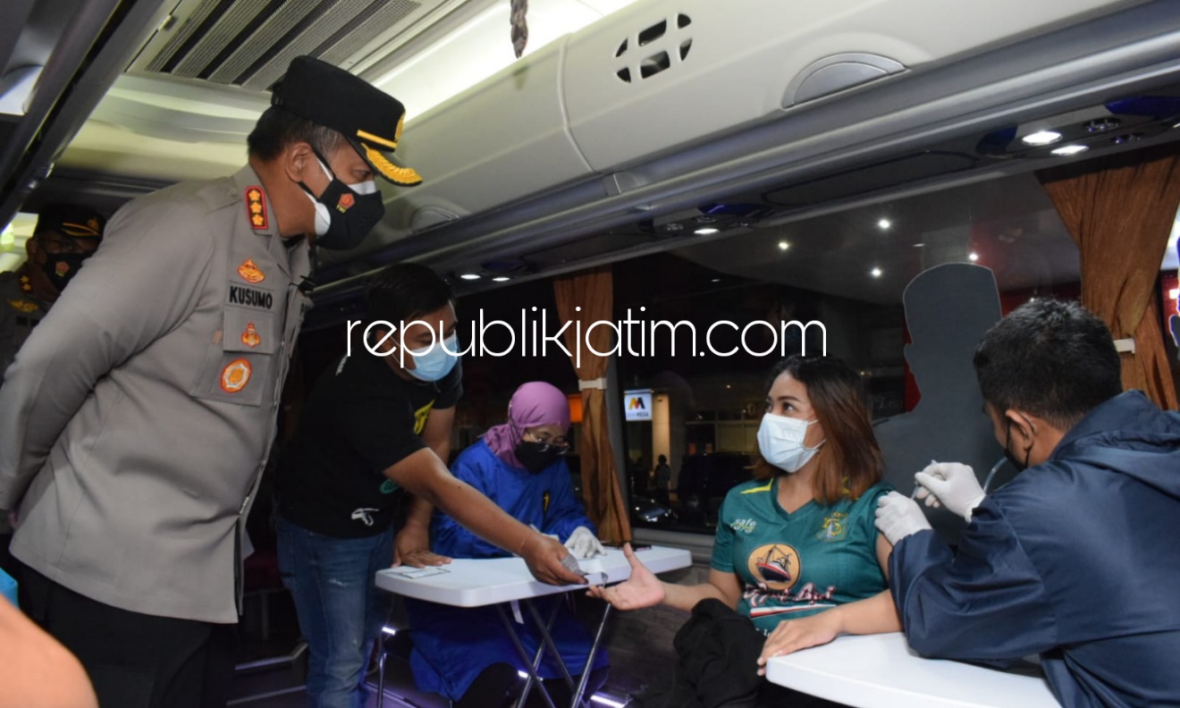 VAKSIN - Kapolresta Sidoarjo, Kombes Pol Kusumo Wahyu Bintoro meninjau pelaksanaan vaksinasi melalui gerai vaksin mobile di Transmart Sidoarjo, Sabtu (25/09/2021) malam.