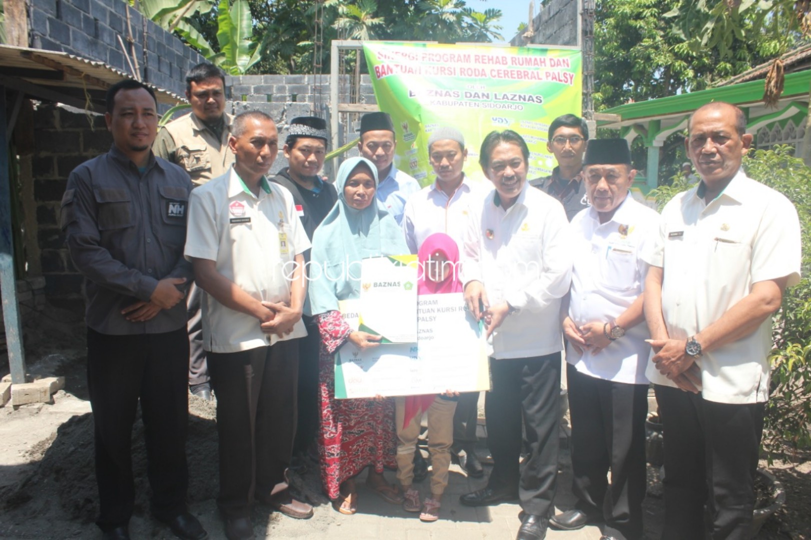 BANTUAN - Wabup Sidoarjo, Nur Ahmad Syaifuddin memberikan bantuan rehab rumah warga miskin, Ny Saini warga Desa Sambungrejo, Kecamatan Sukodono, Sidoarjo, Rabu (25/09/2019).