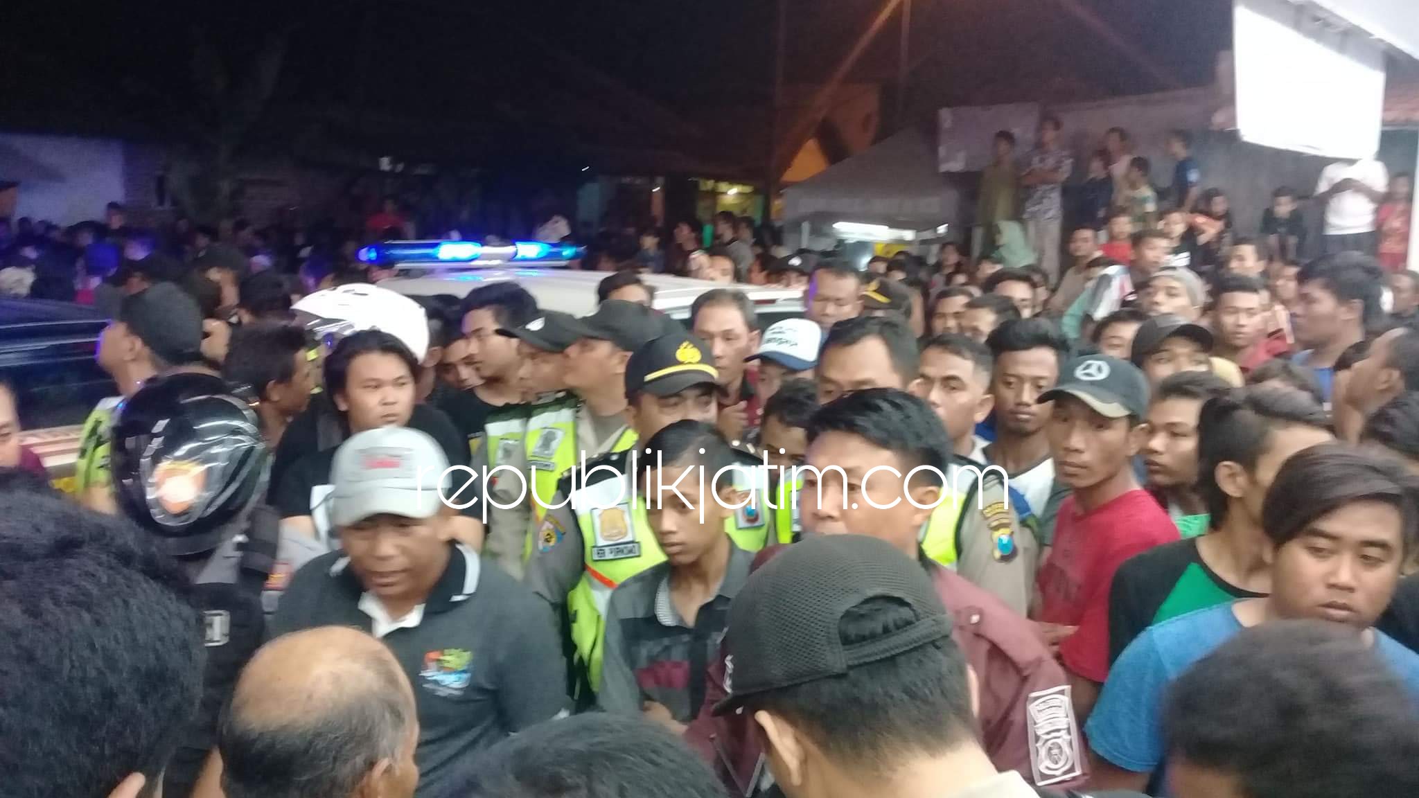 DIKEPUNG MASSA - Para petugas Polsek Wonoayu, Polresta dan sejumlah anggota TNI sempat kesulitan mengevakuasi pencuri yang tepergok dan diamankan di dalam minimarket Desa Wonokasian, Kecamatan Wonoayu, Sidoarjo, Selasa (25/09/2018) malam.