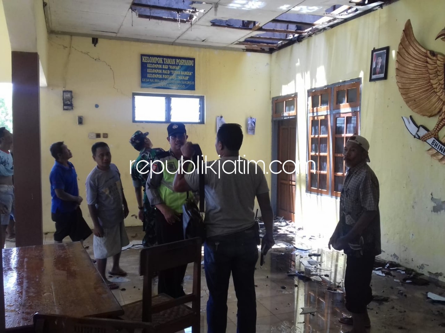 TERBAKAR - Petugas olah TKP kebakaran di Kantor Balai Desa Kalimalang, Kecamatan Sukorejo, Ponorogo yang ludes terbakar akibat hubungan arus pendek (korsleting) listrik, Minggu (23/09/2018) kemarin.