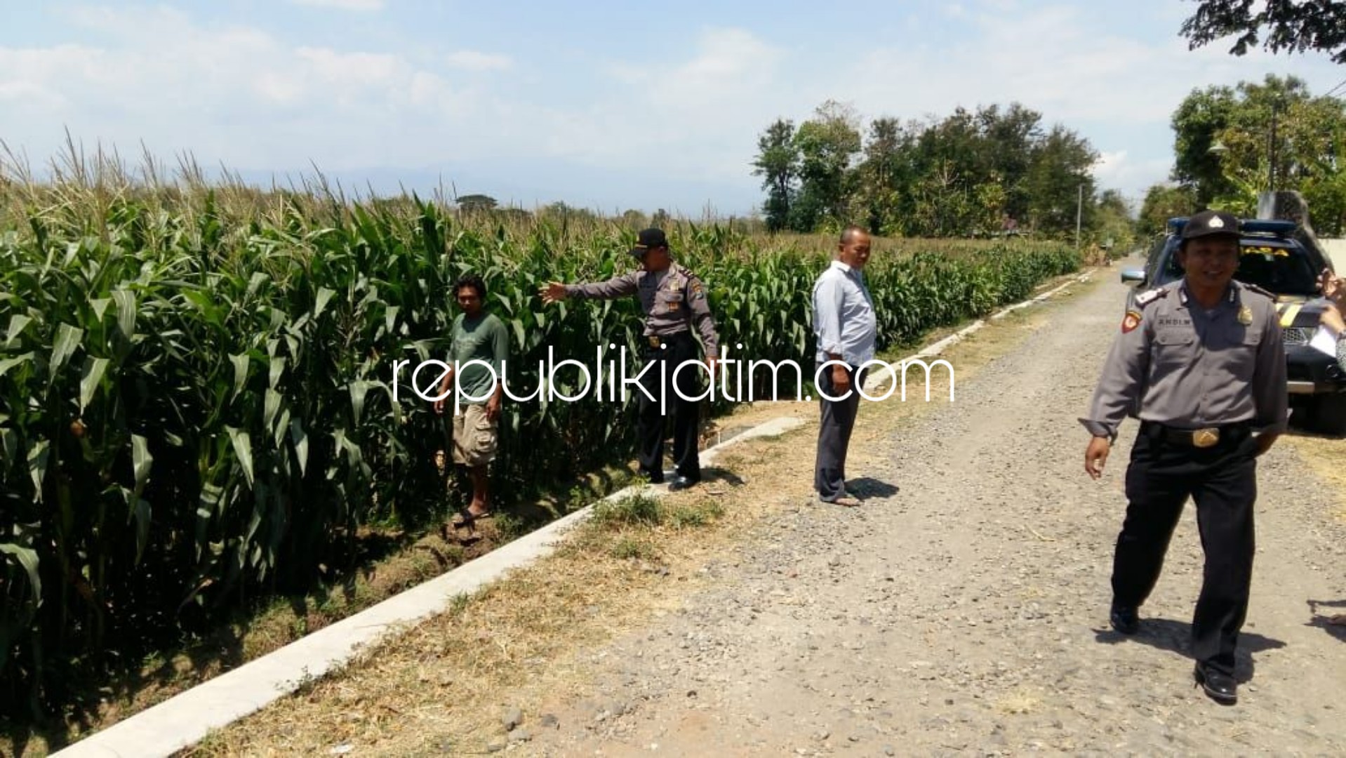 OLAH TKP - Sejumlah anggota Polsek Mlarak menggelar olah TKP pencurian motor Honda Supra milik Iswandi (41) warga Dusun Gontor I, Desa Gontor, Kecamatan Mlarak, Ponorogo, Selasa (25/09/2018).